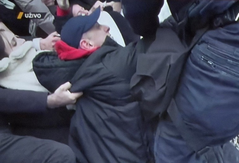 POLICIJA NASRNULA NA GRAĐANE ZETE: Napadnut Milan Knežević